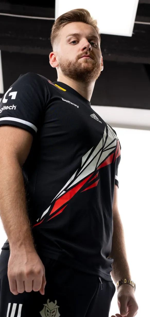 Spinx 被放置在 Vitality 的替补席上;